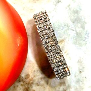 FINAL MARKDOWN Super sparkly, shiny, stretchy faux diamond bracelet.